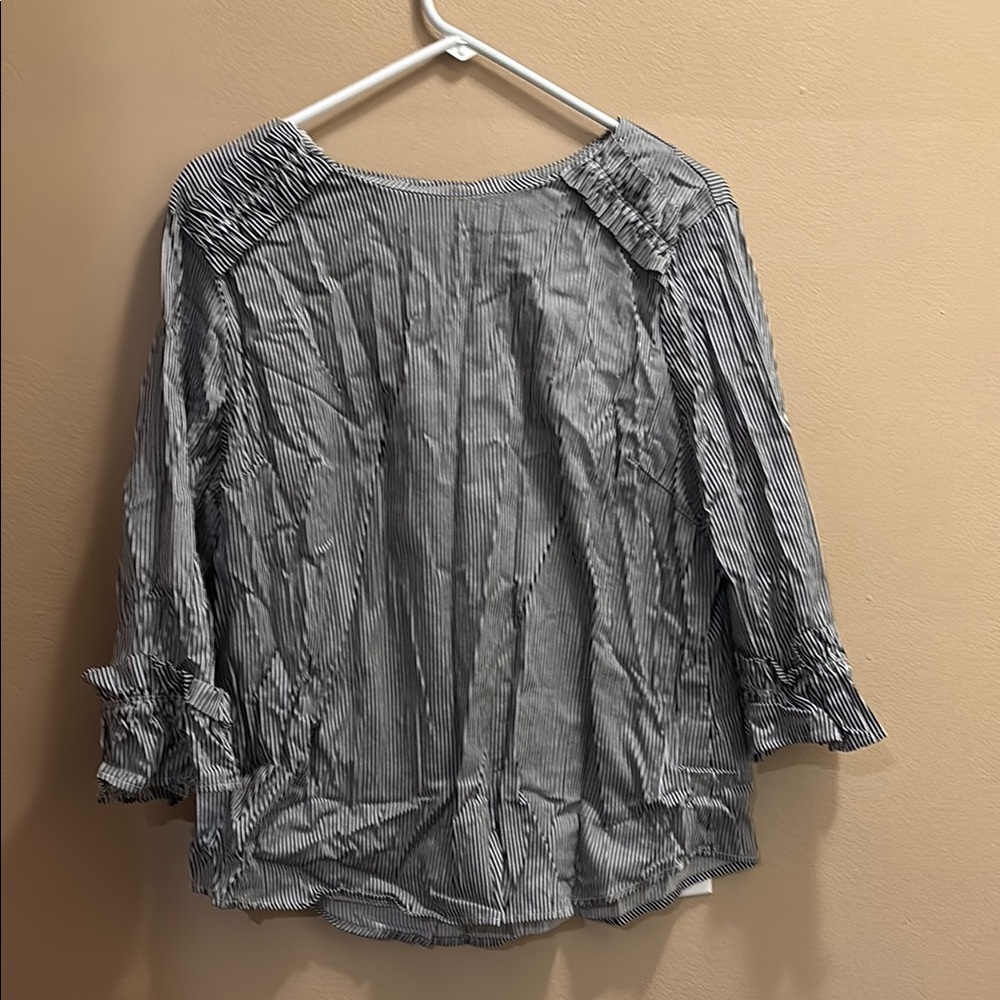 New York & Company Gray Silver Flutter Sleeve Blouse